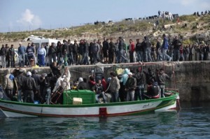 Lampedusa, nuovi sbarchi e allarme epidemia. Ecco il video