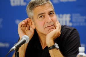 George Clooney punzecchia un reporter per Stacy Keibler