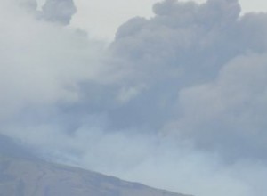 Etna, nuova emissione di lava e cenere nera