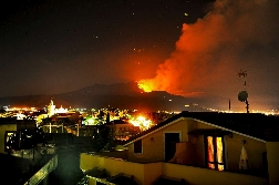 Etna: nuova eruzione causa la cancellazione di 8 voli