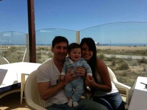 Lionel Messi pubblica su Fb una foto del figlio Thiago con Antonella Roccuzzo