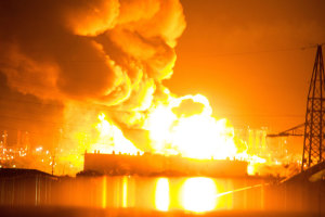 Raffineria di Milazzo in fiamme per tutta la notte, migliaia in fuga (foto: Ansa)