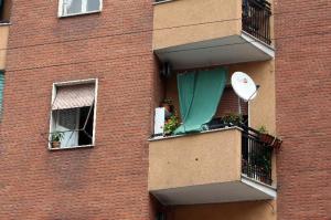 Milano: giù dall'ottavo piano, probabile omicidio - suicidio