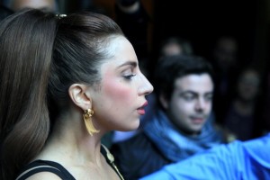 Lady Gaga, seno al vento nel concerto milanese di Assago [foto]