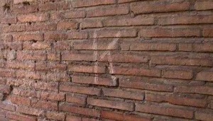 Incide le iniziali su un muro del Colosseo, russo denunciato a Roma