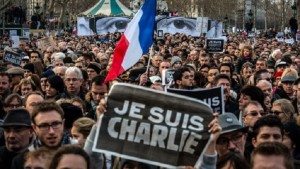 Francia, caccia ai complici dei terroristi. "Charlie Hebdo" esce domani