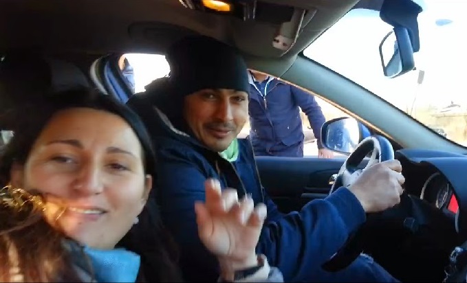 Roma, nomadi in giro con auto finta della polizia: il video su Facebook