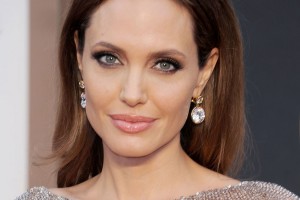 Angelina Jolie si fa sportare le ovaie, i medici temono emulazioni