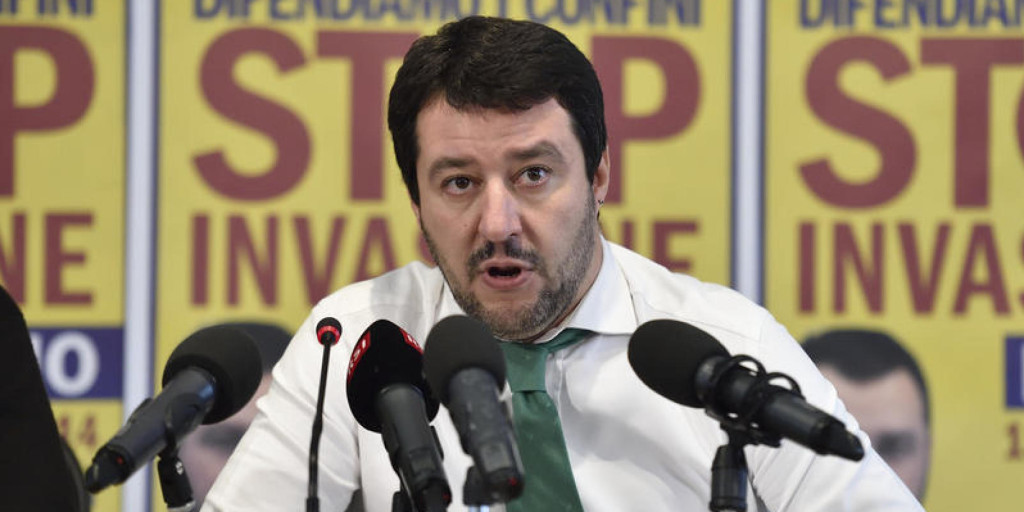 Salvini a Genova per presentare candidato, accolto con uova e fumogeni