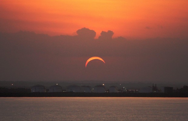 Venerdì arriva l'eclissi di Sole anche sull'Italia, come fare per osservarla