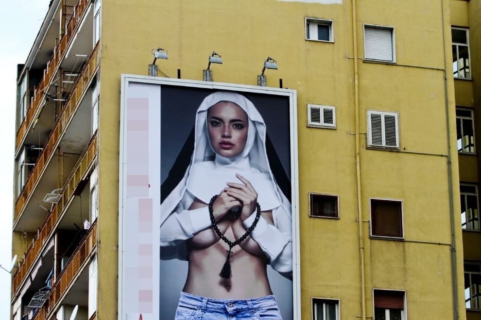 Suora sexy a Napoli, polemiche per il cartellone pubblicitario