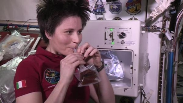 Samantha Cristoforetti impresa record: primo caffè in orbita