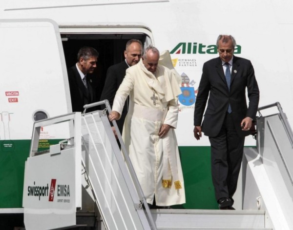 Papa in ritorno dal Paraguay: "Classe media sempre più piccola"