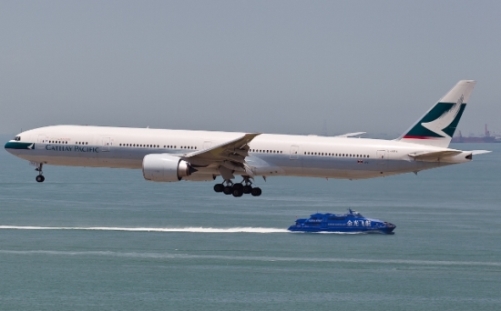 Panico per 276 passeggeri sul Boeing 777 della Cathay Pacific, fumo a bordo 