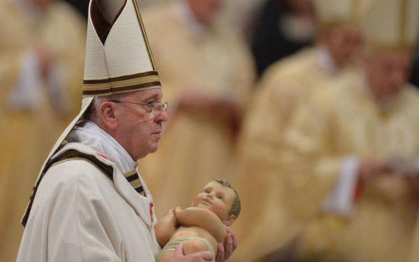 Papa Francesco in un tweet: "Preghiamo per i cristiani che sono perseguitati"