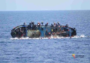 Canale di Sicilia, barcone con 600 migranti a bordo si capovolge: 7 morti, oltre 500 in salvo