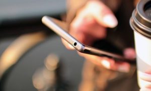 Cassazione: sottrarre il cellulare al partner per leggere gli sms è reato di rapina