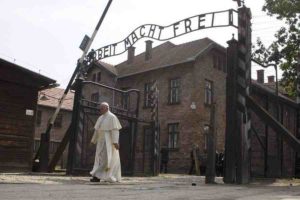 Papa Francesco visita Auschwitz, da solo in silenzio sotto la scritta «Arbeit macht frei»