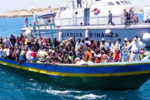 Migranti, un parto in mezzo al mare: bimba congolese nasce su nave italiana