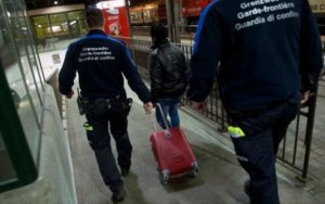 Migranti, tenta di entrare in Svizzera nascosto in una valigia: scoperto ed espulso