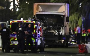 Attacco terroristico a Nizza, camion e spari sulla folla: almeno 78 morti, 150 feriti