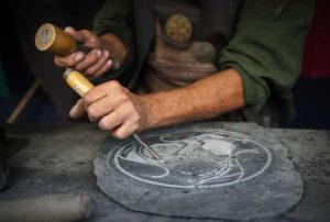 Antichi mestieri: lo scalpellino quasi scomparso, sopravvive nel Salento